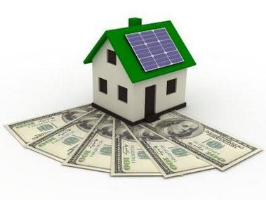 Paneles solares en el techo de la casa para ahorrar energía