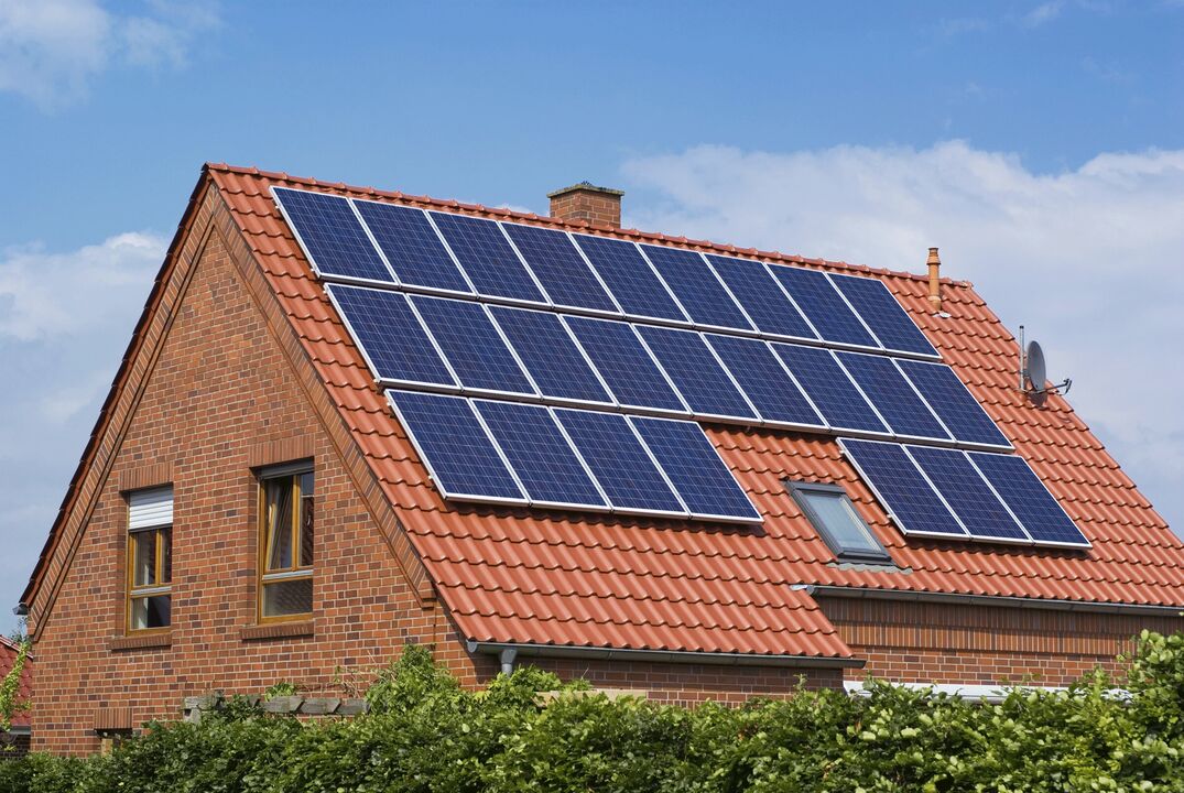Paneles solares para ahorrar energía en la casa. 